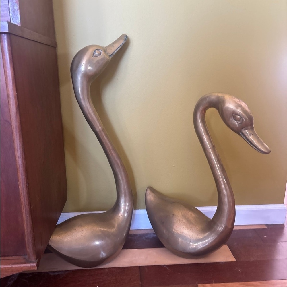 Chic Gold Swan Decor Set